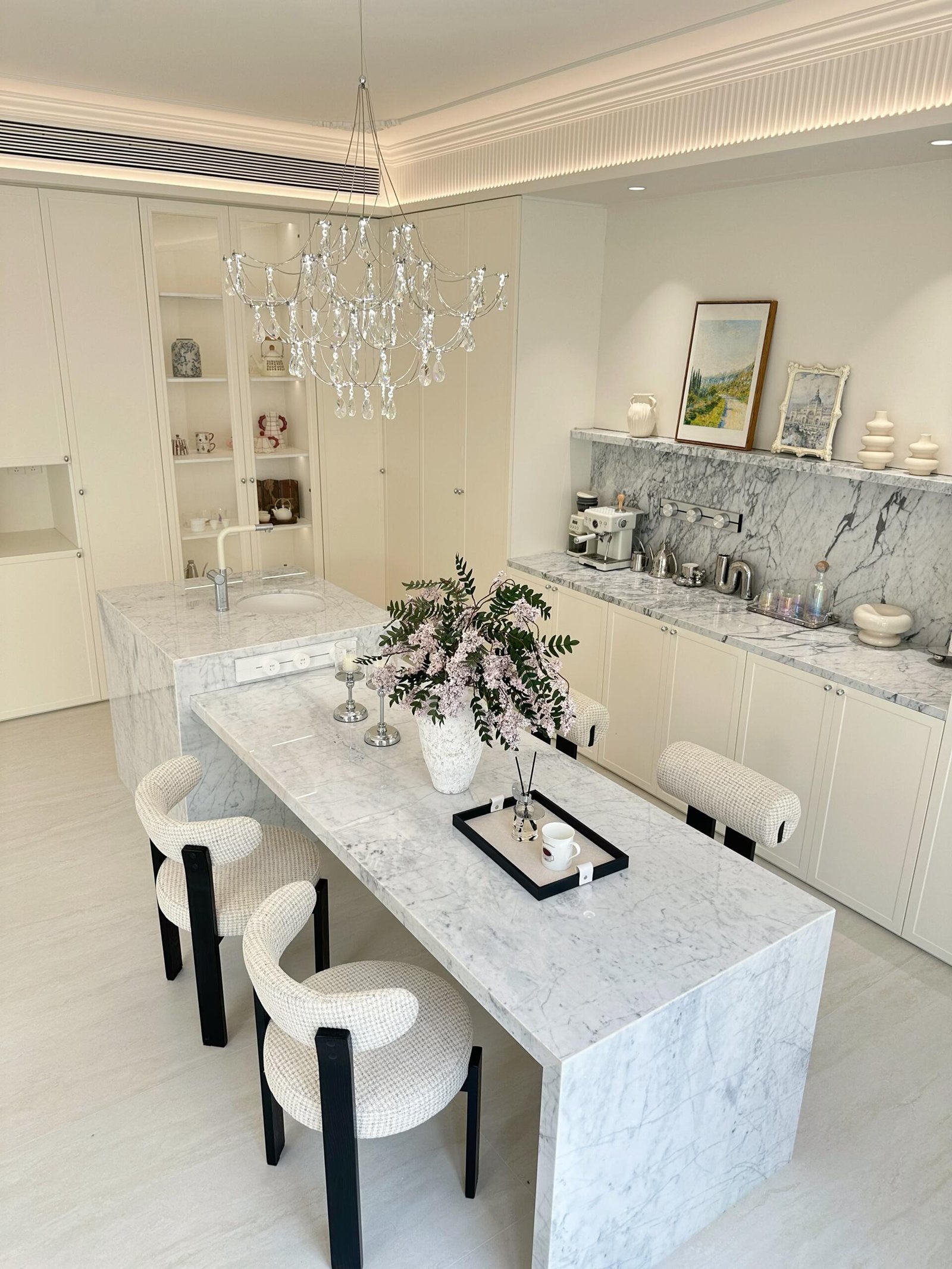 Neutral dining room with textured walls and contemporary dining furniture